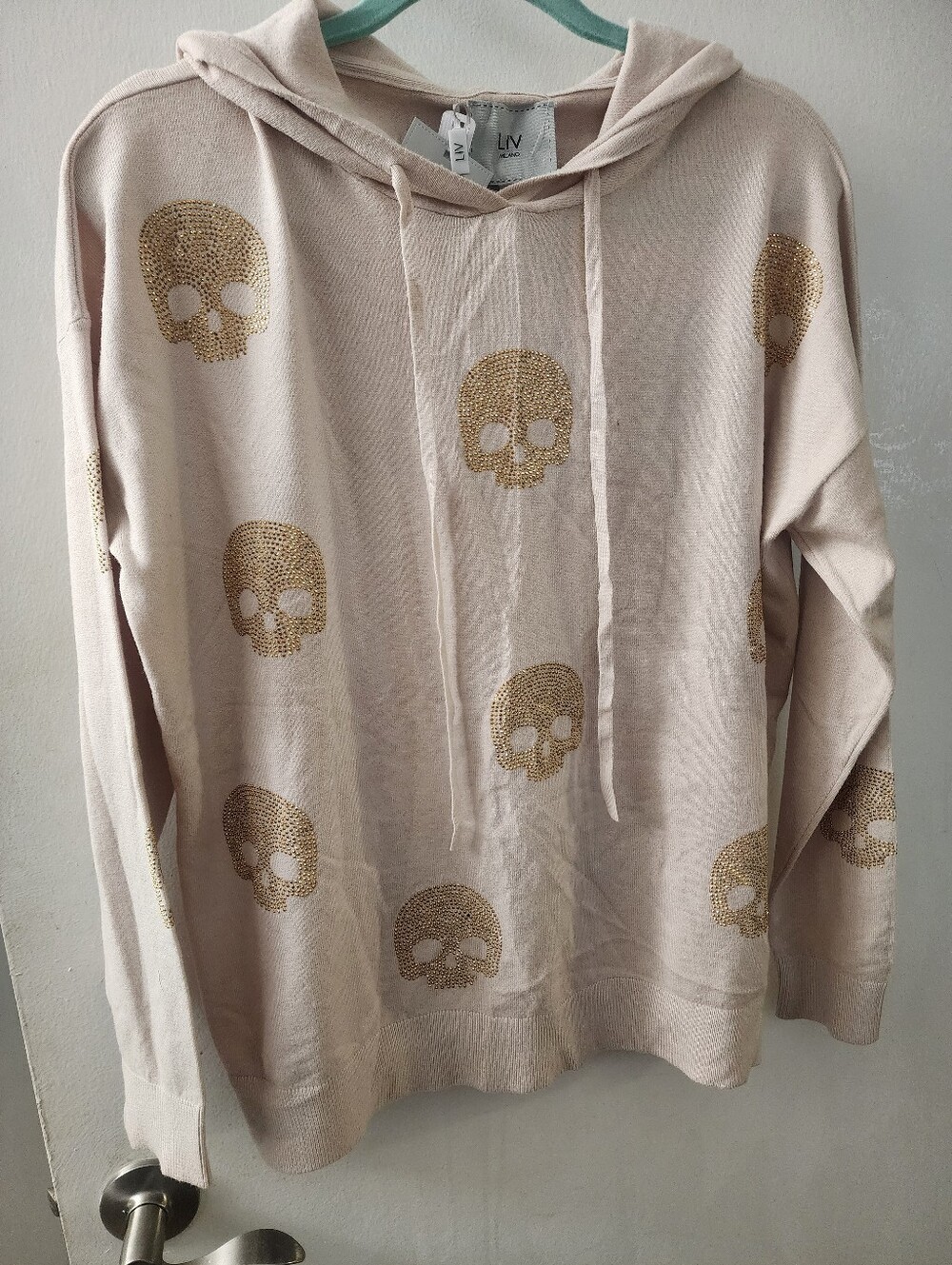 NWT SKULL HOODED SWEATER SIZE LARGE WITH BLING DESIGN SKULLS FRONT AND SLEEVES